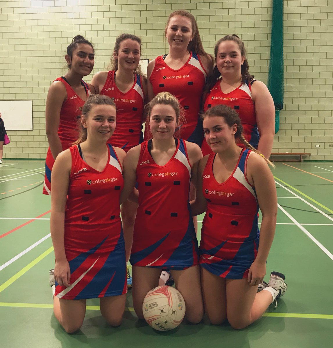CSGNetball's tweet image. Gêm wych sy'n llifo heddiw v tîm Pêl-Rwyd @CollegeMerthyr ac yn ennill yn dda 49-16 #gwaithtim / A great flowing game today v @CollegeMerthyr Netball Team with a great win 49-16 #teamwork