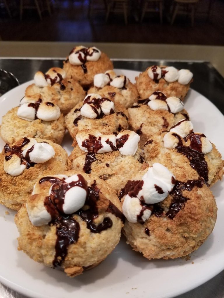 markatsilver's tweet image. RT  “This weather is a piece of cake.” -Chef Johnita S’mores Muffins on this -20 degree at @iowaalphachi @uiowa #CollegeChefs #CoolFood #BadassChefs . . . #chef #chefs…