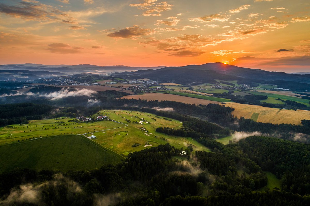GCCeskyKrumlov's tweet photo. Máme v nabídce tu nejlepší golfovou kombinaci - ráno se probudíte uprostřed hřiště. Před snídaní si zahrajete 2-3-4 nejoblíbenější jamky. Pak si dáte klasickou osmnáctku. Večer zjistíte, že golf při západu slunce je nejvíc!
https://t.co/oI48hiehsy https://t.co/gt3QtAuaRr