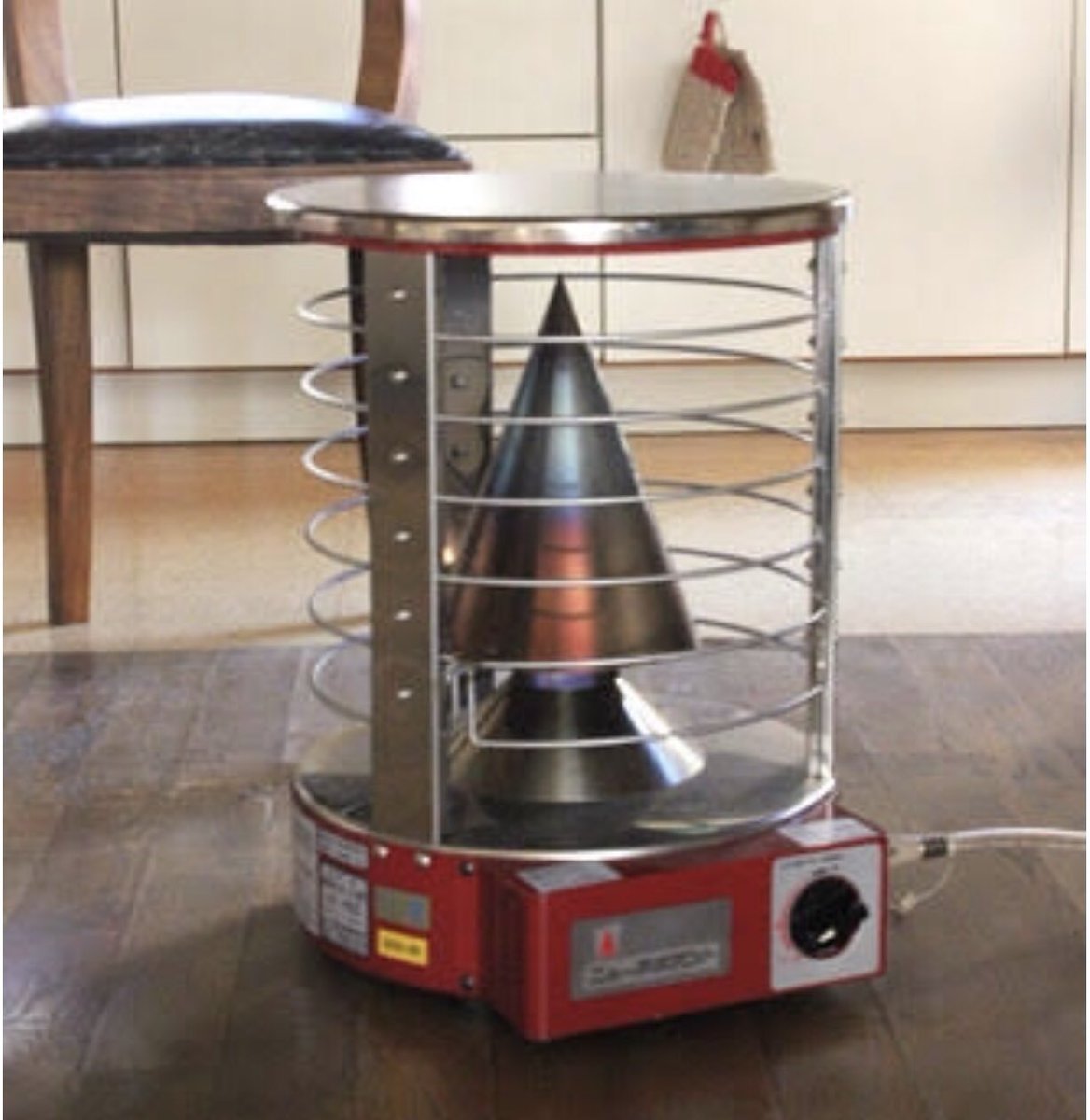 青木能率研究所のニューラジアントというガスストーブ。滅茶苦茶カッコ