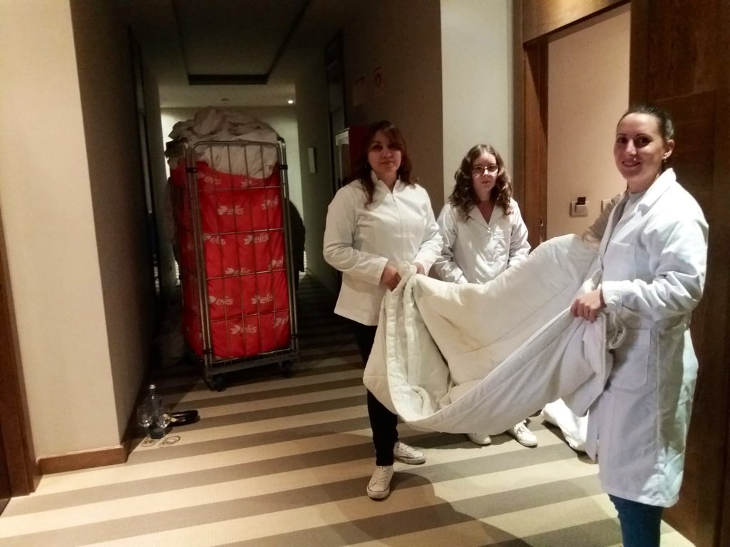 CarlosOrozaCIFP's tweet photo. Actividade formativa do #CSALOX no hotel @Attica21Hotels de Vilalba coñecendo o funcionamento da recepción, do departamento de pisos e vivindo en primeira persoa como clientes a magnífica atención que todo o persoal do hotel lles brindou durante a súa estancia.
Mil grazas!! https://t.co/1rzli45ssD