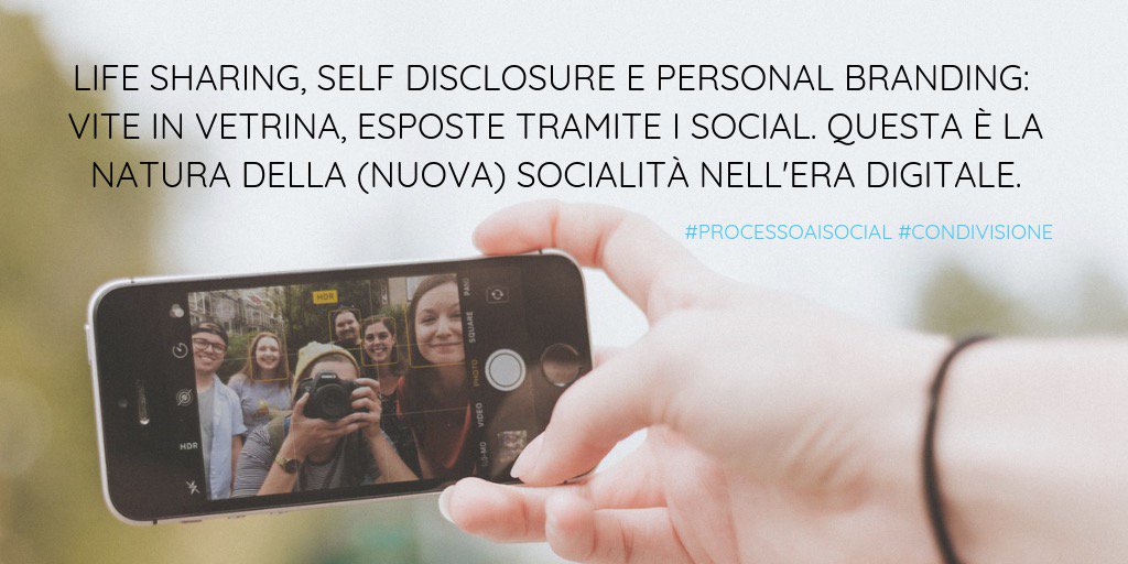 📌#condivisione🔗
Life sharing, self disclosure e #personalbranding: vite in vetrina, esposte tramite i social. Questa è la natura della (nuova) socialità nell'era digitale👉:processoaisocialmedia.blogspot.com/2019/01/comuni…
#smm19 #processoaisocial #sapienzaroma