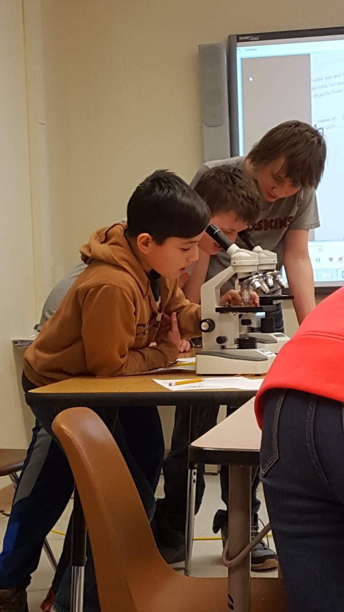 MrsMelAnnThomas's tweet photo. Microscopic investigations of Room 105! #fultonraiders https://t.co/6tDHozh8nw