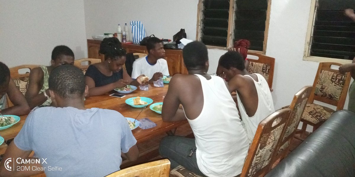 DashmakeStartup's tweet photo. Début des activités à #Aneho! La #TeamDash a procédé  à illustrer le concept d' #intelligence_collective par un #brainstorming autour de la version 3.0 à venir de l'application #SoSMobile. A suivi un  petit jeu dénommé "À la découverte de l'autre".
 #TeamDash  #TeamBulding https://t.co/iJOVAFYxwy