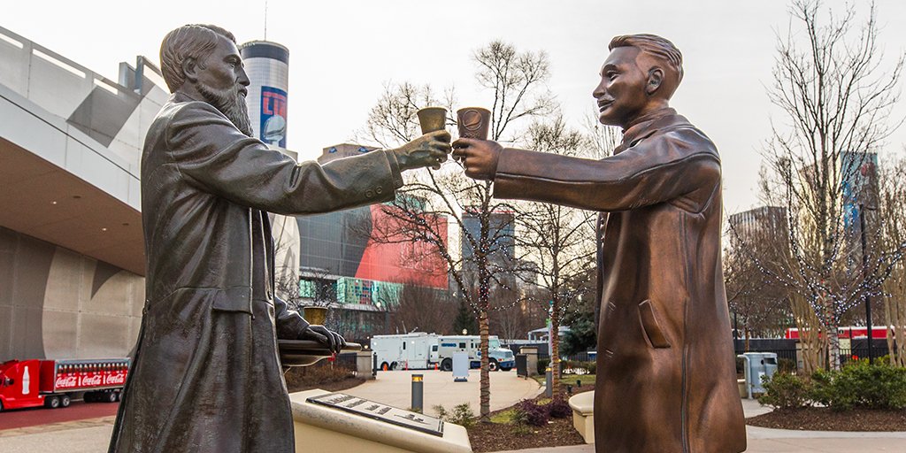 Pepsi установила бронзовые статуи «примирившихся» основателей Pepsi и Coca-Cola напротив музея Coca-Cola в Атланте