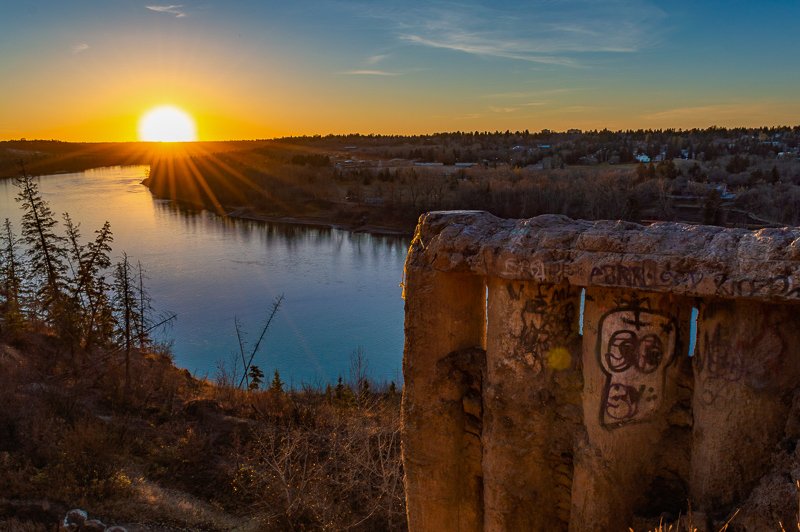 horizon_unknown's tweet photo. Edmonton's End of the World Lookout is a great place to watch the sun set over the city!
.
https://t.co/v8NWG7NF9Q
.
#horizonunknown #travel #canada #alberta #edmonton #travelblog #travelcanada https://t.co/UdKZiXnJ17
