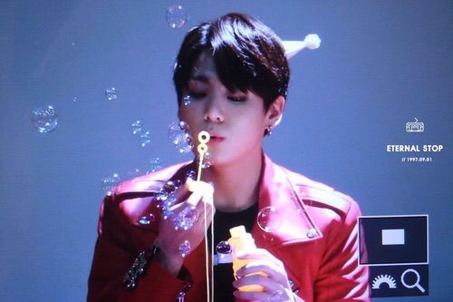 Adam42478940's tweet photo. 이 아름다운 얼굴 그가 만든다 그가 거품을 불고있는 동안 약간의 잇몸으로 (yah~ its so freaking cute!) https://t.co/zvA8FqGwpl