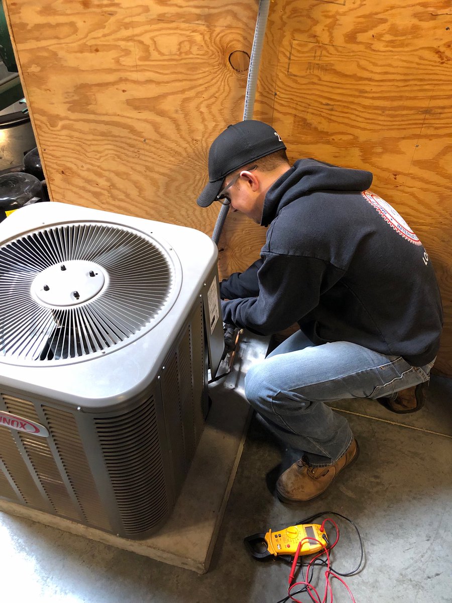 irishbenson53's tweet photo. Brent Hoag learning Basic Service this week! #SMARTLocal20 @iTisheetmetal #neverstoplearning https://t.co/lZlnU92wup