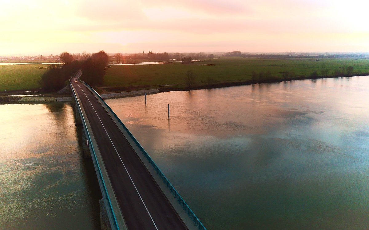 anthonylargy's tweet photo. Photo prise à Ouroux sur Saône, on aperçoit au loin Marnay. Vivement le retour du beau temps pour d'autres prises de vue.
@ElisabethROBLOT  @Destination71 @Destination71  #drone #DJI #photo #paysage #Bourgogne https://t.co/OEGCNjlZJ2