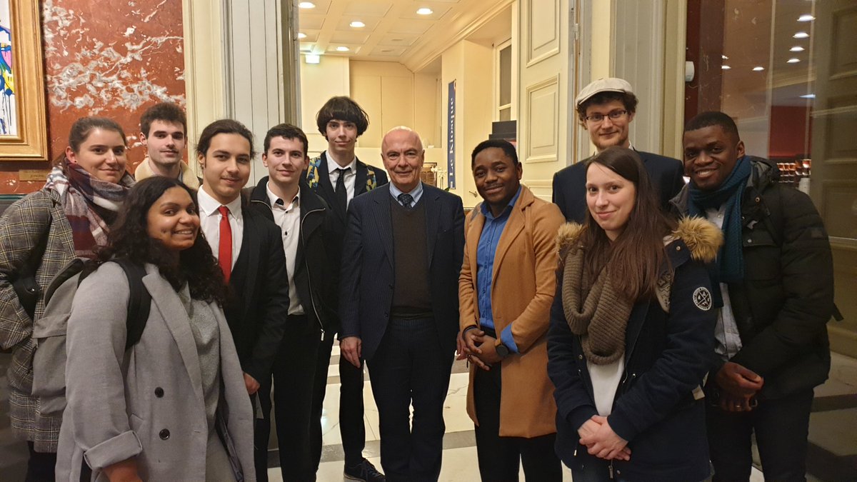 marclefur's tweet photo. Plaisir d'avoir reçu ce soir un groupe d'étudiants rennais à l'@AssembleeNat . https://t.co/TUXCnokZTw