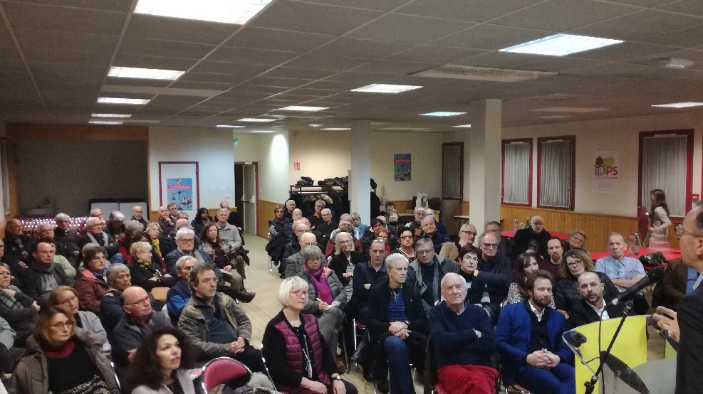 FedePS01's tweet photo. .@BorisVallaud En Marche c’est Nuit Debout des riches. Et face à cette politique libérale cela fait de bien de voir une salle si remplie en pays bressan. Cela nous renforce dans notre lourde tâche de parlementaire     #voeuxPS01 https://t.co/gFvVsgrnVN
