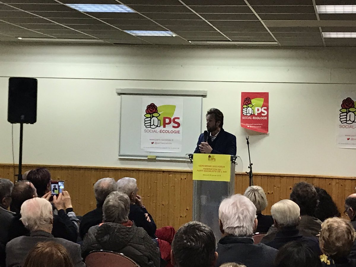 FedePS01's tweet photo. .@BorisVallaud En Marche c’est Nuit Debout des riches. Et face à cette politique libérale cela fait de bien de voir une salle si remplie en pays bressan. Cela nous renforce dans notre lourde tâche de parlementaire     #voeuxPS01 https://t.co/gFvVsgrnVN