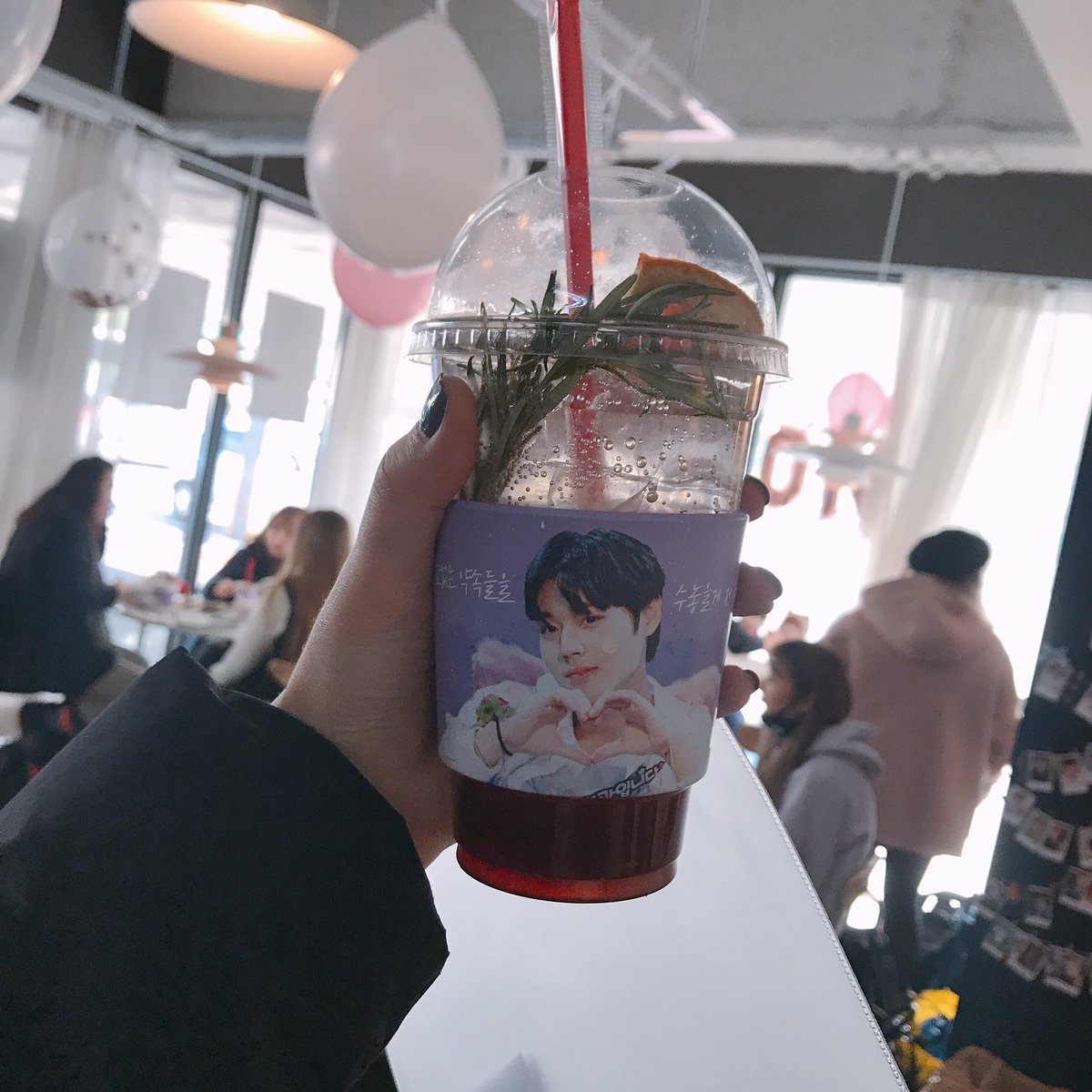 1110_1015's tweet photo. @WINK_factory 데일리스위츠카페 들어가자마자 지훈이 세상이어서 너무 행복했어요 ㅠㅠ컵 홀더도 너무 예쁘고 음료도 맛있었어요🥰❤️ 밖에 있는 지훈이 사진도 예뻐서 슬로건이랑 같이 찍었어요 특전도 너무 예뻤어요😭 이벤트 감사합니다❣️최고예요👍🏻
#지훈아_매일을_꿈처럼_사랑해 https://t.co/S2PQzYW6p9