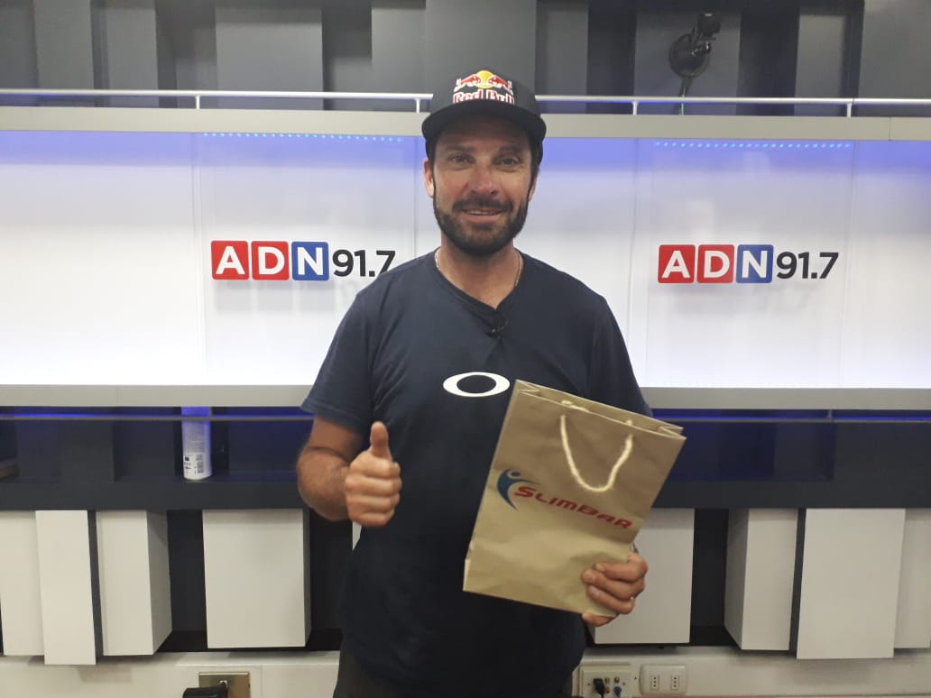 SlimbarChile's tweet photo. Chaleco López @ChalecoDakar en @adnradiochile reveló cómo lo ayudaron los consejos que alguna vez le dió Carlo de Gavardo para ganar el Dakar. Aseguró que no sintió la presión de antes y que no volverá a correr en motos! Un capo! Se llevó @SlimbarChile de regalo! FF #Slimbar https://t.co/IdjlHA6JuK
