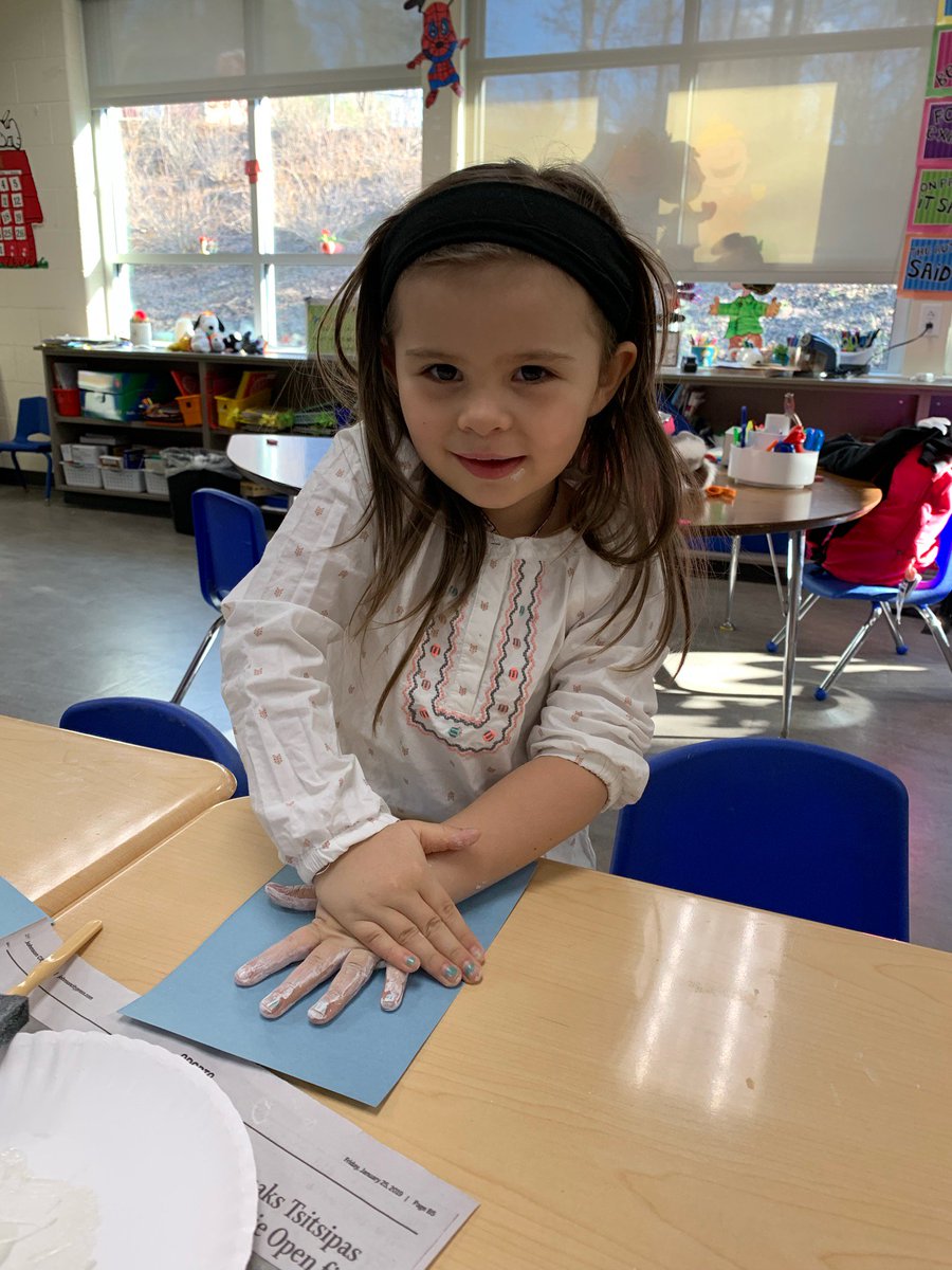 fmteducare's tweet photo. The Littles made hand-print polar bears 💙🖌️#WeMadeThis #PolarBears #SoCute #TheLittles #ThanksMsGrace https://t.co/ztTWiXruun