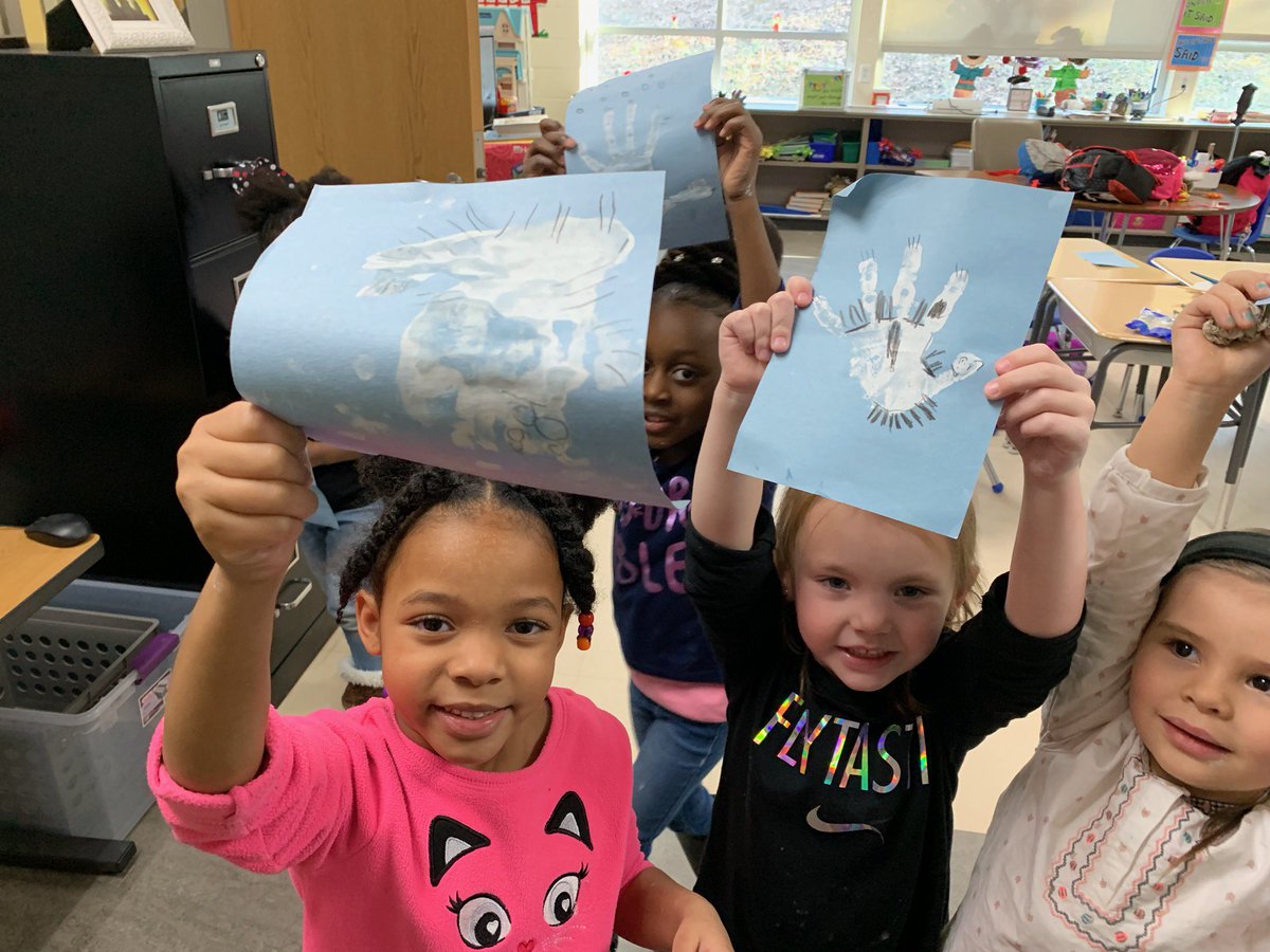 fmteducare's tweet photo. The Littles made hand-print polar bears 💙🖌️#WeMadeThis #PolarBears #SoCute #TheLittles #ThanksMsGrace https://t.co/ztTWiXruun