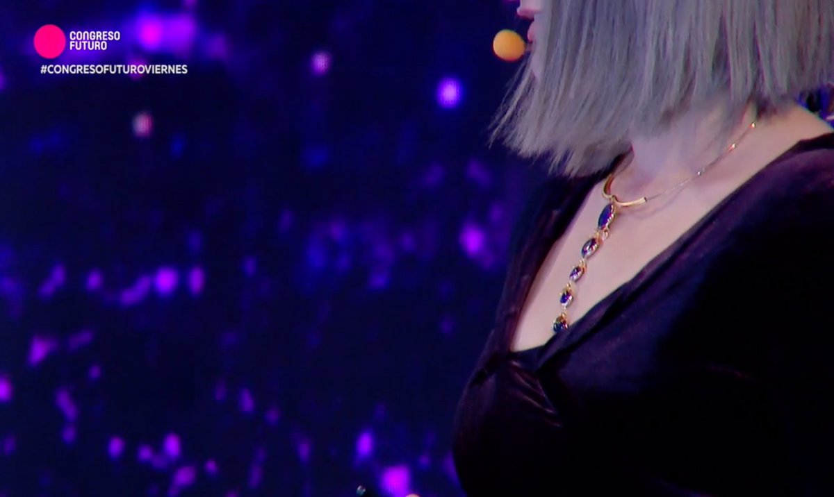 PINguAR's tweet image. Living the nerd dream: I just gave a talk on Human-AI Collaboration while wearing an AI-generated dress, necklace, and perfume (and entered the stage with an AI-generated music! All courtesy of @howtogaa and collaborators! 🎉🤖 #congresofuturo2019