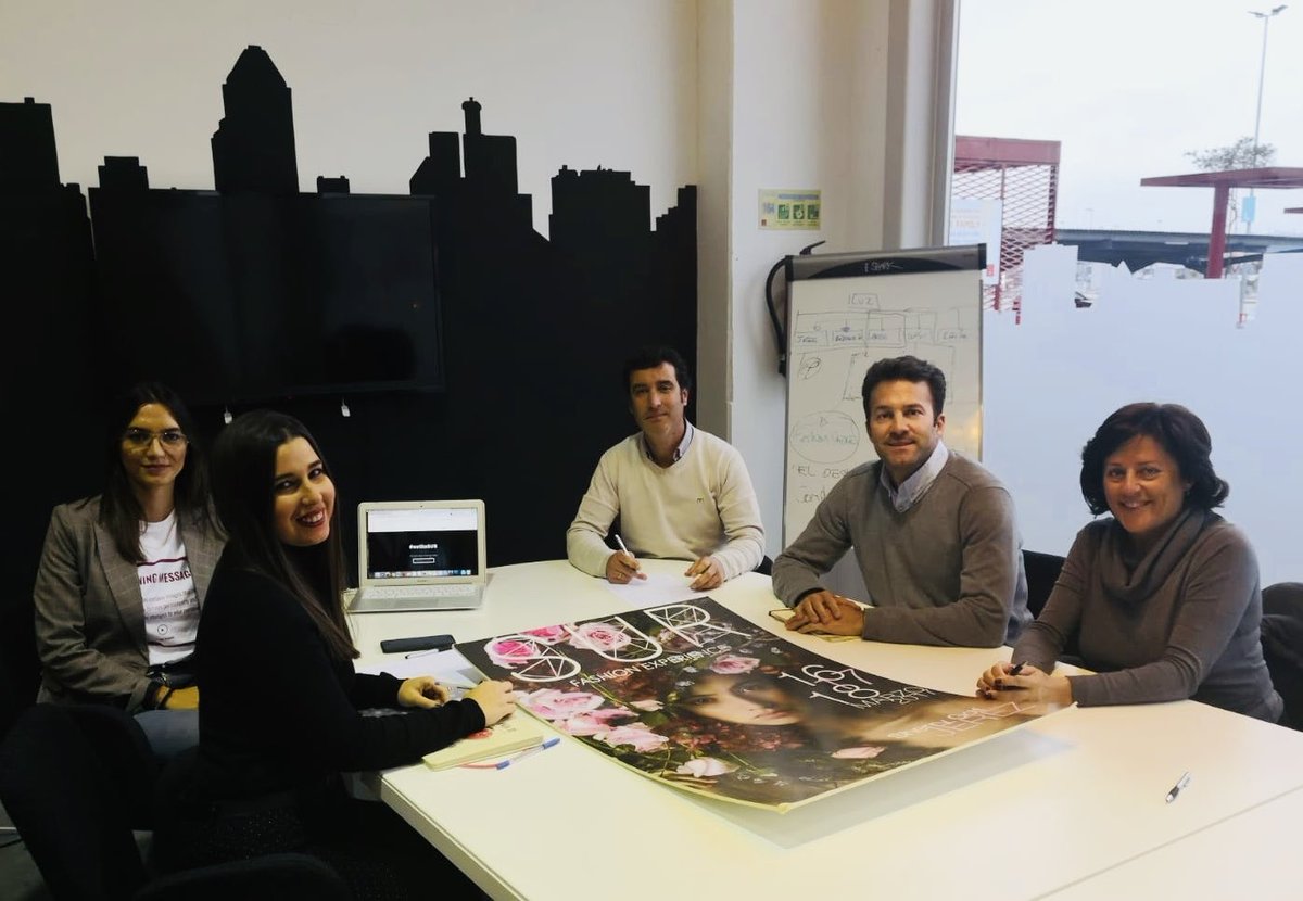 carlosperez_cs's tweet image. 👉🏻Esta tarde hemos mantenido un interesante encuentro con Marta y Ainhoa de @DressCodeCom promotoras de @SurFashionExp.
De nuevo #talento, #innovacion y #juventud trabajando para crear proyectos de futuro.
#Mujeresimparables @CsJerezFrontera