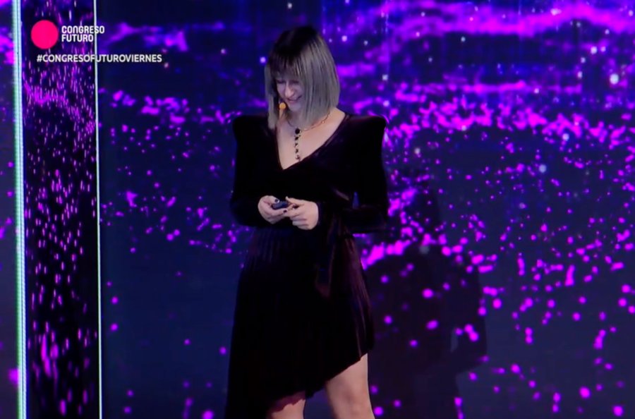 PINguAR's tweet image. Living the nerd dream: I just gave a talk on Human-AI Collaboration while wearing an AI-generated dress, necklace, and perfume (and entered the stage with an AI-generated music! All courtesy of @howtogaa and collaborators! 🎉🤖 #congresofuturo2019