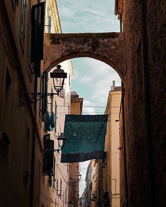 Oggi #Alghero ci viene raccontata da @alessandrapolo con questa bellissima immagine di una delle vie più lunghe del centro storico. Sapete dirci quale? 🧐😊 bit.ly/2FXFDkr