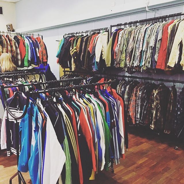 BritDoesVintage's tweet photo. Just 5 days to go until we’re back at @ysjsu for our annual fair on Monday! Free entry all day so make sure you get there early! Stall in picture will be there! #vintage #yorkstjohn #ysj #vintageretro #retro #vintageretro #york https://t.co/4NFDmXsL3V https://t.co/Hg2BifaeiV
