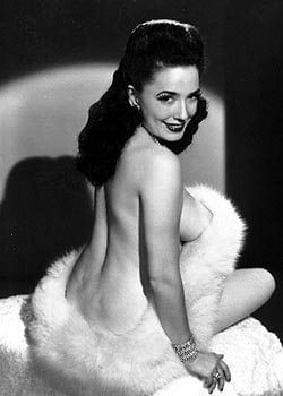 vintagerotica1's tweet photo. #Jan30 #birthday #EvelynWest "$50,000 Treasure Chest" #HubbaHubbaGirl #vedette #burlesque #dancer #legend #1940s #1950s #1960s #beautifulbacks #vintagebeauties https://t.co/LR8FFVZm3v