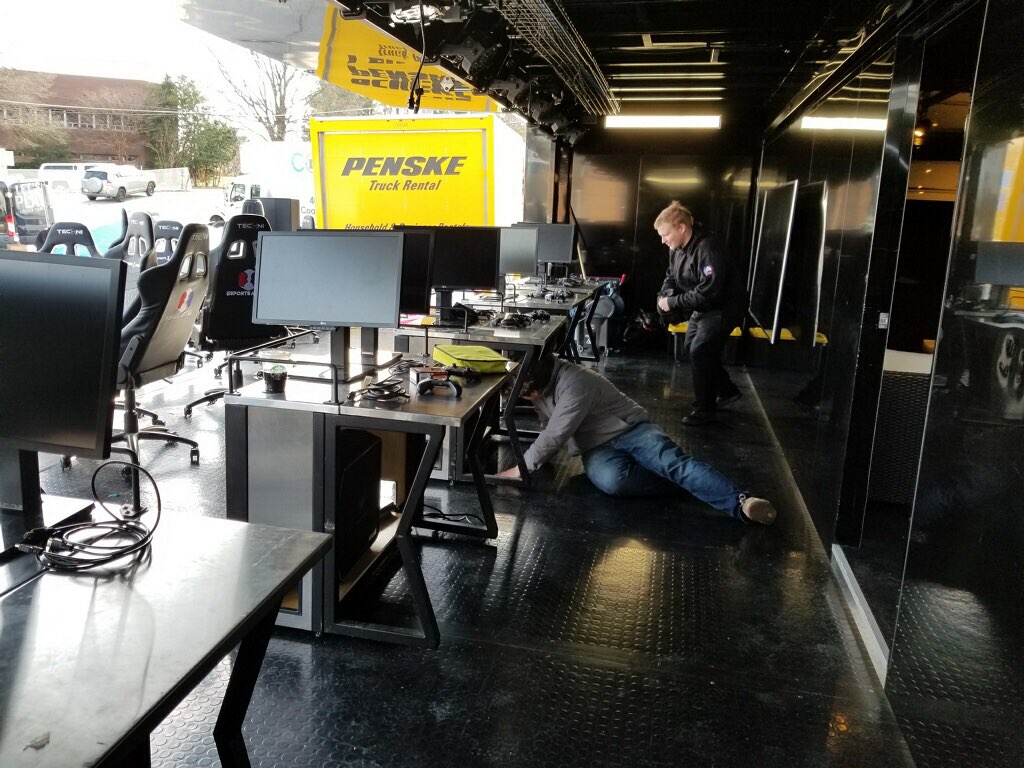 HyperXTruck's tweet photo. We're not saying your tailgate setup ISN'T as cool as ours...
But ours has it's own crew.
Save yourself the trouble of unpacking that grill and join our Super Tailgate Party all weekend!
๐บ๐๐ญ
๐
Thurs-Sat 3pm-10pm
๐
Sun 12pm-7pm
#HyperXTailgate https://t.co/UpHYrOTr6L