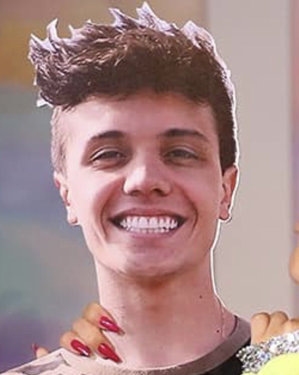 thiago_p's tweet photo. Hoje eu tô só a Larissa Manoela curtindo a balada com o namorado de papelão. https://t.co/gQ81fF4kIE
