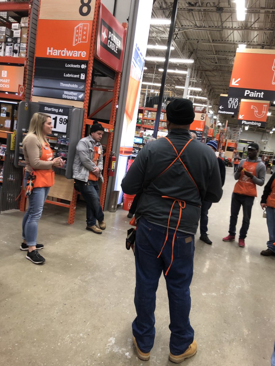 roccisano_nancy's tweet photo. @amandabuchanan1  getting the night crew pumped about ending the year strong 💪🏻 #candyforeveryone #staywarm #leadingthestore @cochran_marc @zikoyanis @NotsoLameTHD https://t.co/K623peDBFW