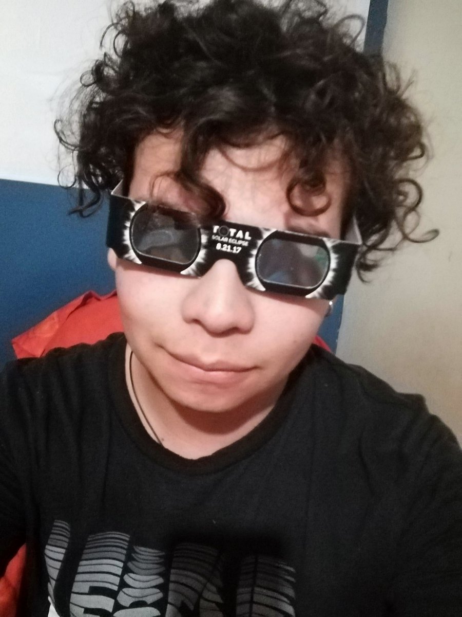 Listo con mis lentes para ver el sol. Ahí te voy #eclipse de julio 2019 en #Chile. Gracias a <a href="/HijosEstrellas/">Hijos de las Estrellas</a> por el premio y a su conductor <a href="/astrovlog/">Ricardo García Soto</a> por transmitir conocimiento del cosmos con tanta pasión e interés! Obvio con mi clásico pelo loco para parecer científico