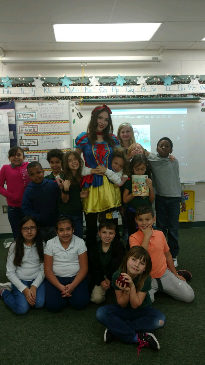 I read the fairy tale 'Snow White' and dressed up as the princess herself. The kids loved it! This job is so rewarding 😍 #SP19Interns #2ndgrade #grade2 #lovemycareer
