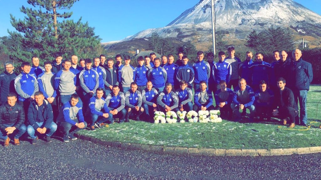 Thug imreoirí &amp; baill <a href="/clgcloughaneely/">Cloich Cheann Fhaola</a> cuairt inniu ar theach faire 'Mícheal Ó Rabhartaigh'  <a href="/gaothdobhairclg/">CLG Ghaoth Dobhair</a> 

Dhá chumann <a href="/officialgaa/">The GAA</a> ag tacú le chéile. 

Cuirfear ceathrar fear óg i gCré na Cille amárach I nGaeltacht Dhún na nGall.