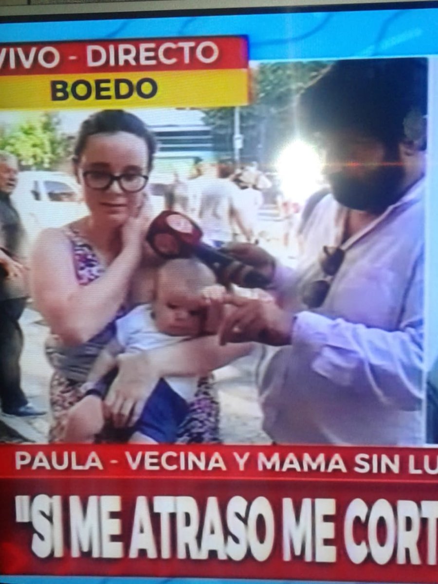 AcebalAriel's tweet photo. #AHORA #Protesta x falta de #luz . 
Felipe de 2 meses no me suelta el dedo. #bebe #felipe #secopo 
#CorteDeLuz #Boedo @CronicaTV https://t.co/wPVlMPOkLJ