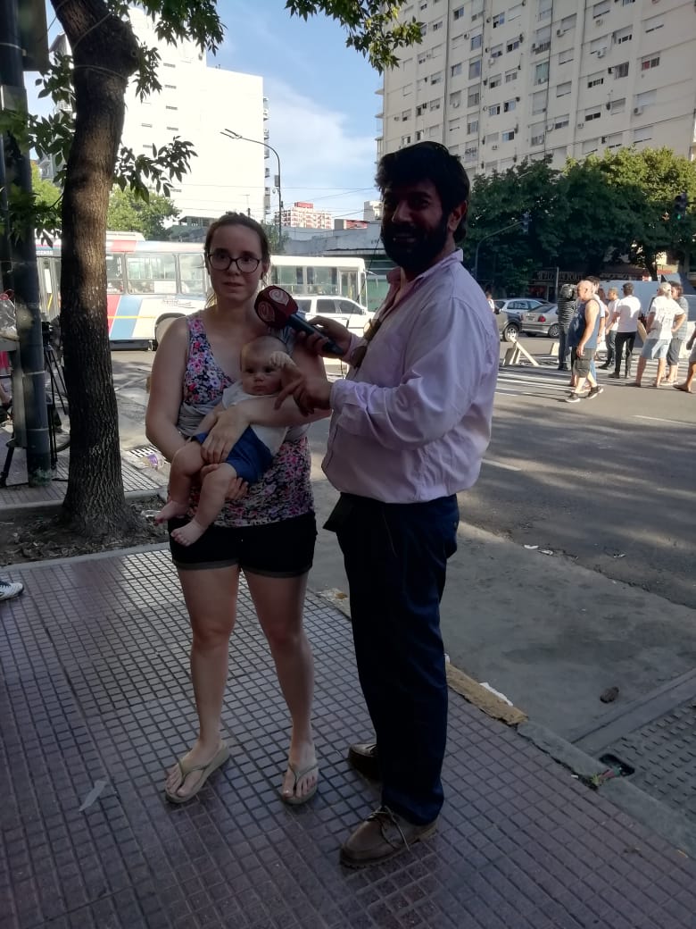 AcebalAriel's tweet photo. #AHORA #Protesta x falta de #luz . 
Felipe de 2 meses no me suelta el dedo. #bebe #felipe #secopo 
#CorteDeLuz #Boedo @CronicaTV https://t.co/wPVlMPOkLJ