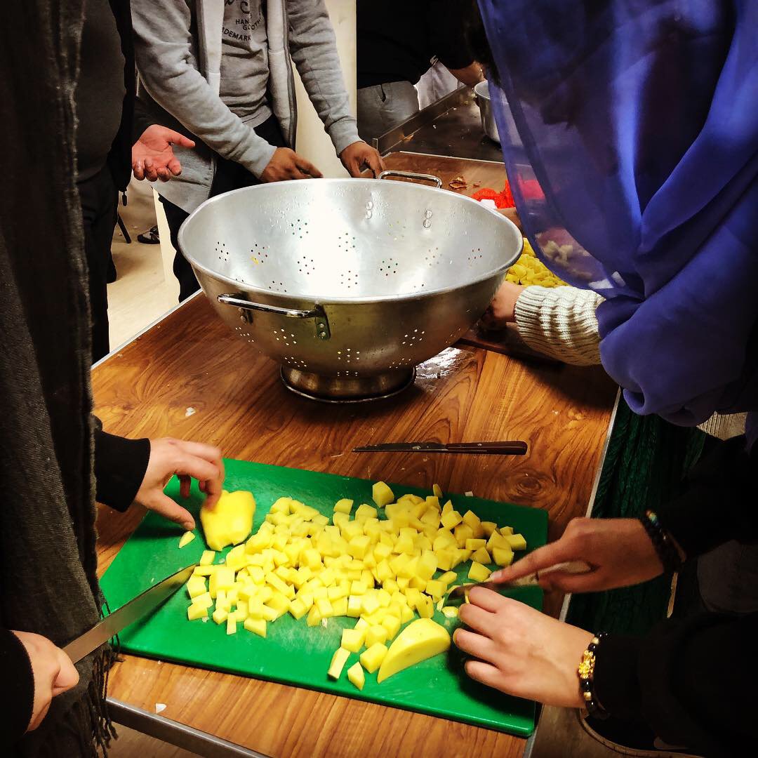 UOLSikhSoc's tweet photo. Langar prep was a success 🙏✨ Big thanks to @DmuSikhSociety and @leicesterhindu for coming along and helping out this evening 😊👍
Prep continues again tomorrow morning at 6am ☺️ https://t.co/aJA4u6e3cq