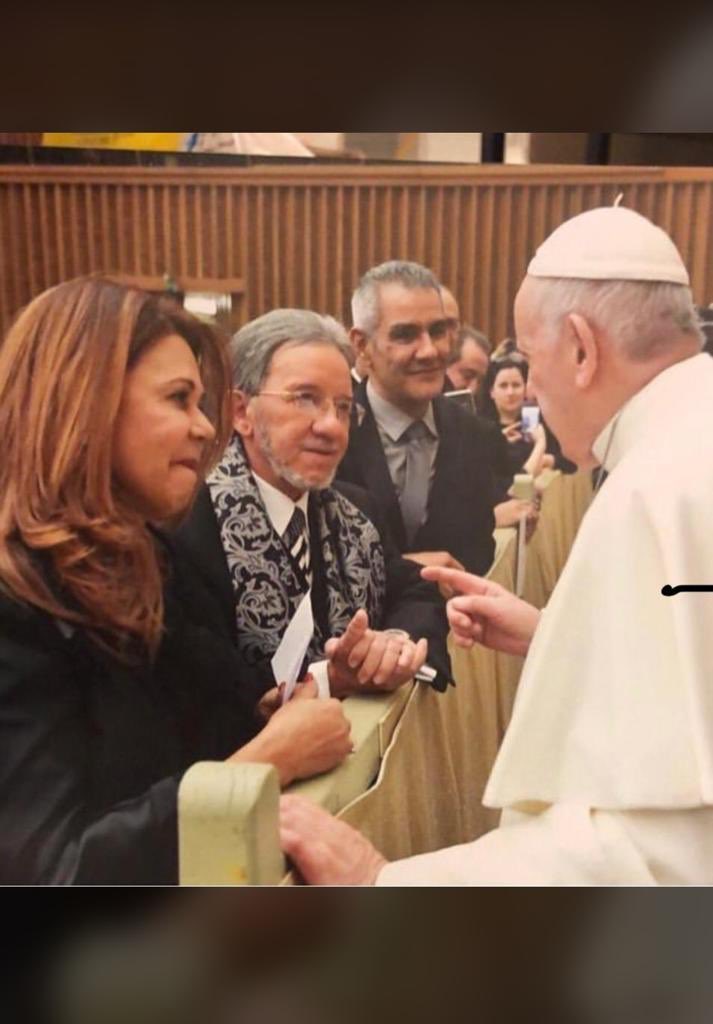 Que piadoso. Solo le falta la mantilla.