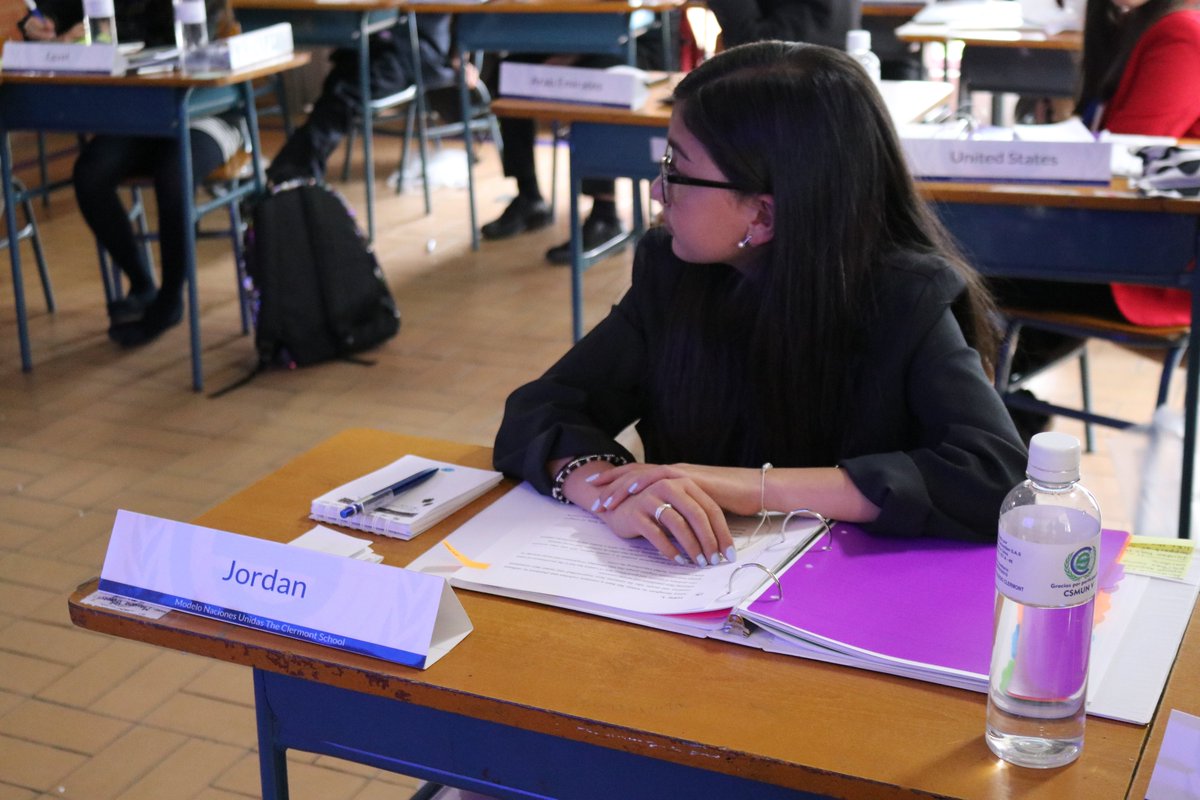colegioclermont's tweet photo. 🌎🌏Hoy, en el primer día de la quinta edición del #CSMUN contamos con la participación del doctor Jorge Valencia Jaramillo, quien compartió con nuestros estudiantes un inspirador discurso que nos motiva a seguir trabajando para cambiar el mundo.🌎🌏 https://t.co/VOYJqY4MU9
