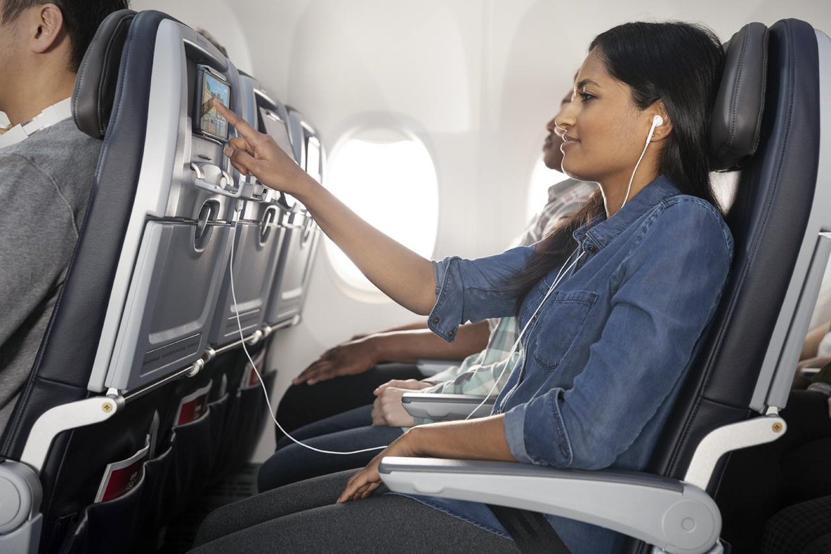 AmericanAir's tweet image. Traveling Sunday and worried about missing the big game? We’ve got you covered with 600 (😱) domestic and international aircraft streaming free live TV so you won’t miss a thing!