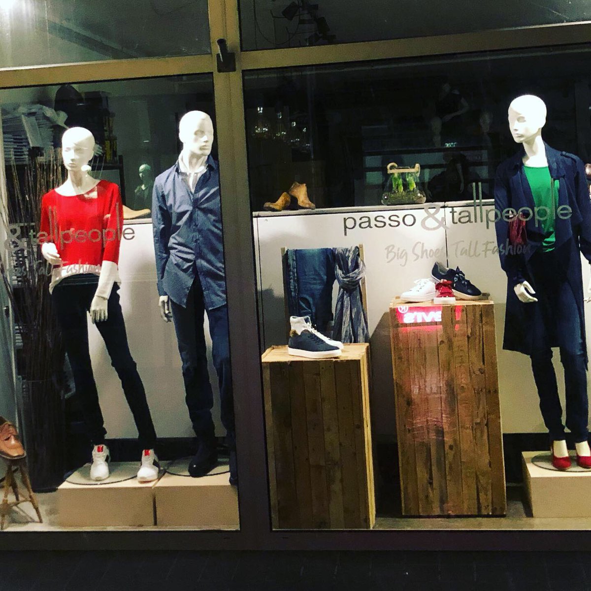 groteschoenen's tweet photo. De nieuwe winkel van @passoschoenen en @TallPeoplePasso is geopend! Kom naar de Boterstraat 26 in Alkmaar voor de grootste collectie grote schoenen en kleding voor lange mensen. Wij zijn supertrots! @StadAlkmaar @Boterstraatalkmaar https://t.co/Jw7TCk80GY
