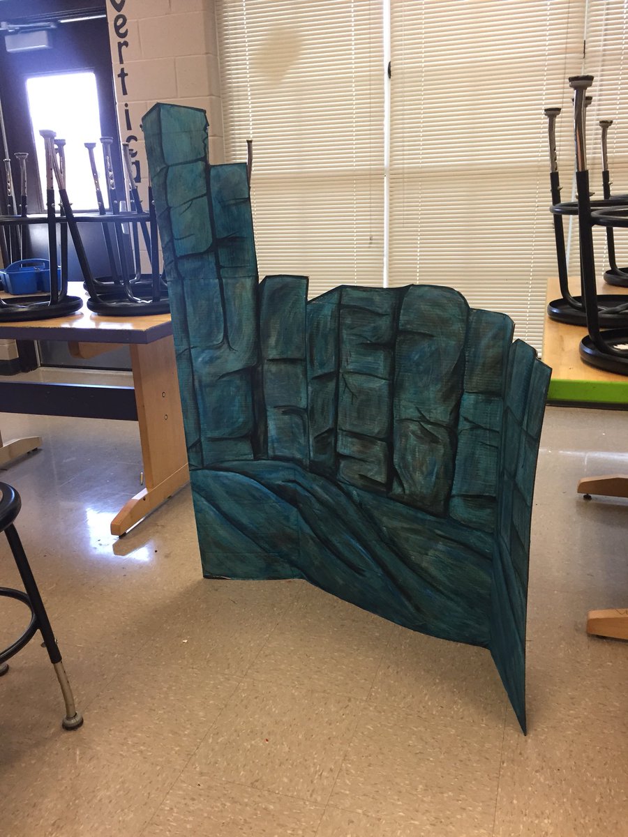 MES_Coach's tweet image. Afternoon painting is good for the soul. It’s starting to look like we’re under the sea around here! 🌊 #LittleMermaidJr #UltimateLearningExperience @MESrocksMusic @MabletonES