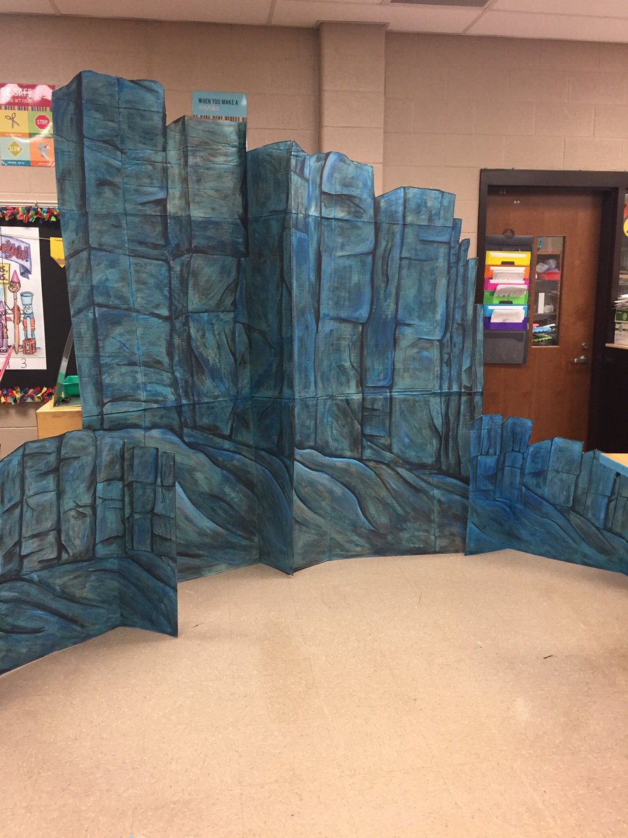 MES_Coach's tweet image. Afternoon painting is good for the soul. It’s starting to look like we’re under the sea around here! 🌊 #LittleMermaidJr #UltimateLearningExperience @MESrocksMusic @MabletonES
