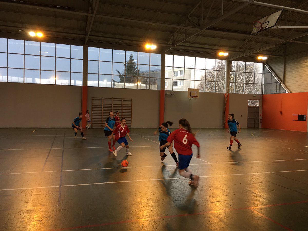 unss24's tweet photo. #JourDeFinale demi-académique @unss24 @Unss47 pour les juniors et les lycéennes. A #Chamiers #Futsal 🏃🏾‍♀️: Mathieu, jeune coach, lit la charte #fairplay puis cérémonie protocolaire en début &amp; fin de match. Carton bleu 📘valorisant les attitudes positives des joueurs et du banc 👏🏻👍🏻 https://t.co/KvHGz1m2Th