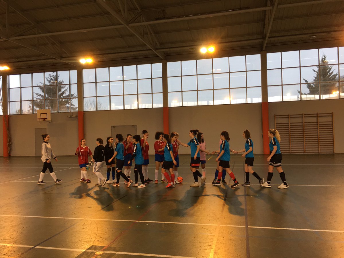 unss24's tweet photo. #JourDeFinale demi-académique @unss24 @Unss47 pour les juniors et les lycéennes. A #Chamiers #Futsal 🏃🏾‍♀️: Mathieu, jeune coach, lit la charte #fairplay puis cérémonie protocolaire en début &amp; fin de match. Carton bleu 📘valorisant les attitudes positives des joueurs et du banc 👏🏻👍🏻 https://t.co/KvHGz1m2Th