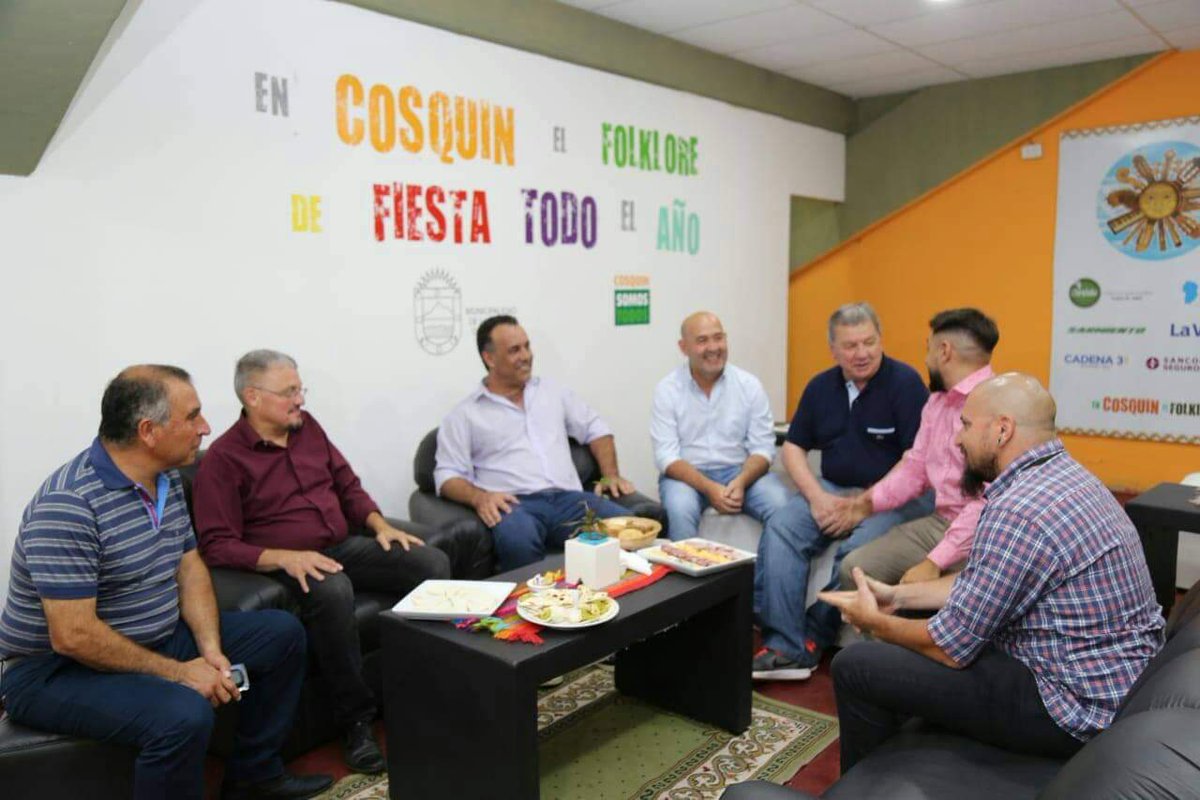 HctorBernab1's tweet photo. Estuve en  Cosquin acompañando a Coco Gómez y La Incendiada creador y cultores nuestro de La Chacarera del Monte,vivimos con emoción como la Plaza de pie ovacionó a nuestros artistas,que son orgullo de todos,y también el éxito de la Peña del Chaco. https://t.co/Fh6UKY7Dsb