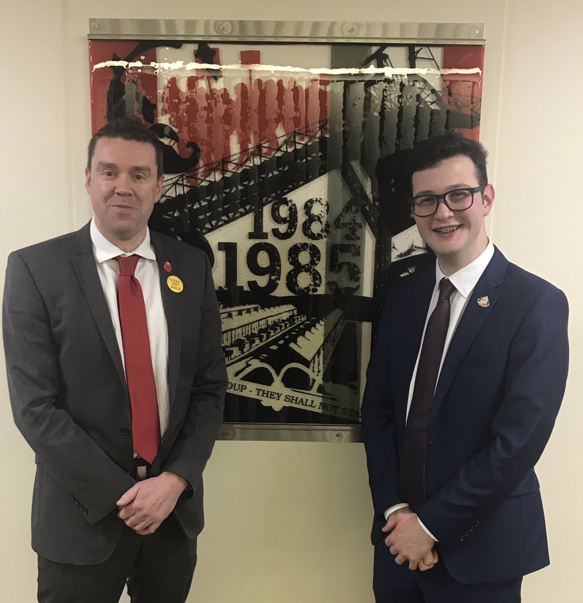 CllrKevJohnston's tweet photo. So proud we proposed and passed the motion tonight in support of the Orgreave Truth and Justice Campaign into a full public enquiry! 
56 for, 1 abstention and 4 against. Majority of 51! @JC4CoptHill  @orgreavejustice @SunderlandLab @TUCSunderland @KONPSD 🌹 https://t.co/J2q5stc4Tc
