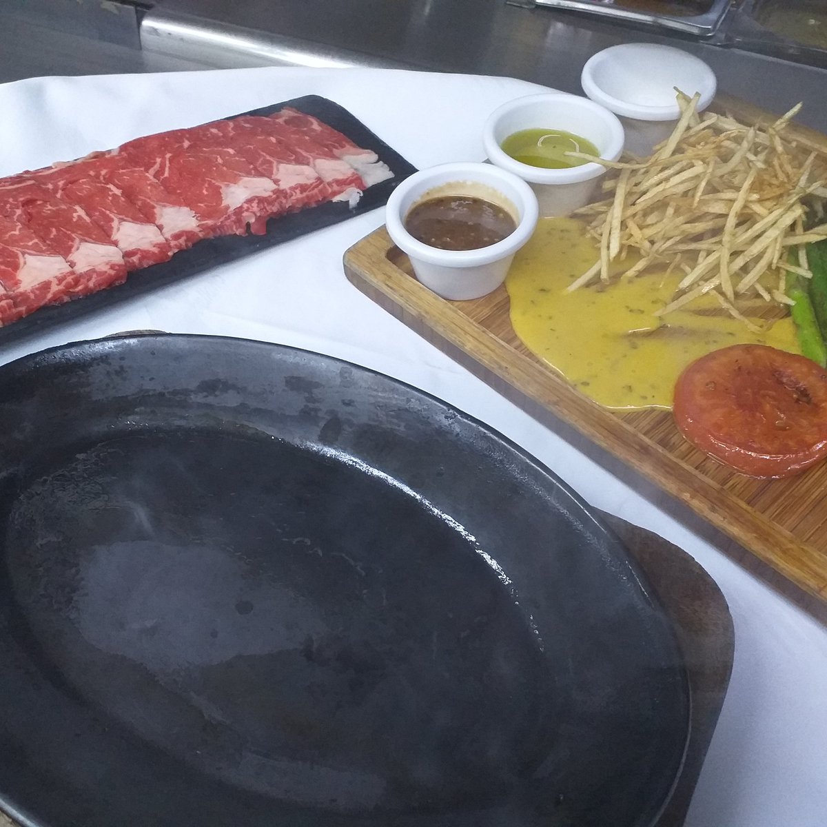 Entrecôte a la minute, salsa de ajonjolí y vegetales a la parrilla <a href="/CCastellanoSate/">Castellano Satélite</a> <a href="/GrupoCastellano/">GrupoCastellano</a>