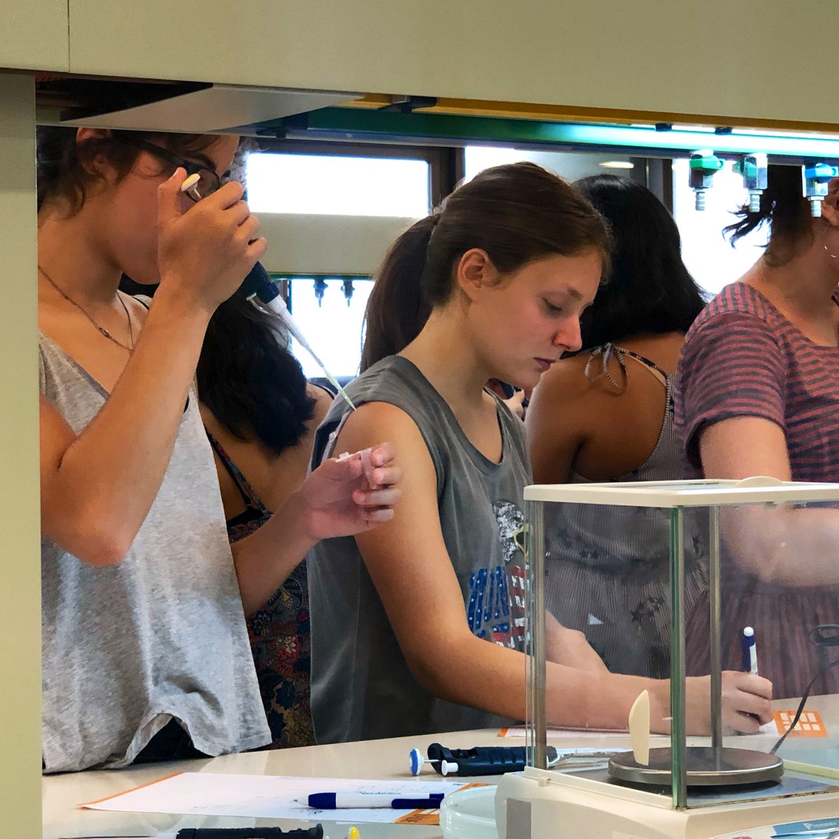 FedePrada's tweet image. Excelente experiencia en el primer día del #BIObootcamp. Alumnos y profes de secundaria, estudiantes de otras carreras e ingresantes de #biotecnología y #bioinformática  disfrutaron su primer acercamiento al mundo de la ciencia. ¡Inscribite ya! uade.edu.ar/evento?id=18291