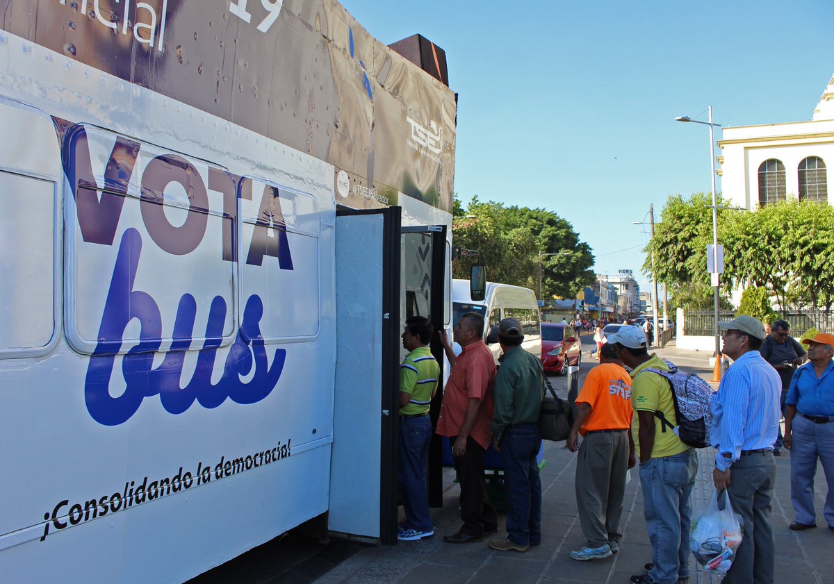 OscarMachon's tweet photo. #Elecciones2019 Esta tarde el #VotaBus del @TSEElSalvador se encuentra en el centro de San Salvador,personal a bordo orienta a los ciudadanos donde les corresponde votar el próximo domingo y quienes lo solicitan realizan una simulación de emisión del sufragio @ElMundoSV https://t.co/Vb6WbjWesN