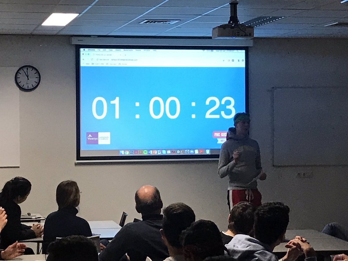 Het laatste uur gaat in, bijna middernacht, <a href="/fontys/">Fontys</a> Communicatie studenten pitchen na 39 uur werken hun resultaat aan de opdrachtgevers #wijzijnfontys