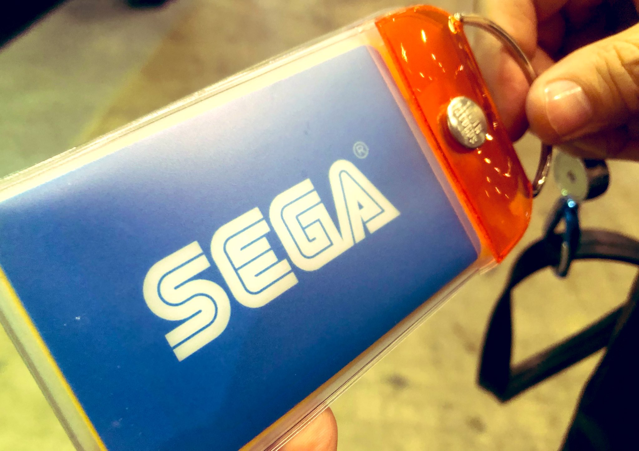 セガ公式アカウント 例のピカピカピーカー と光るsega Icカードシール セガ社員から シール 貼らなくてもタワレコの推しチェキケース 私物 に重ねて入れたら交通系icカードに使えたよ チャージもしやすいよ とタレコミがありましたのでシェアし